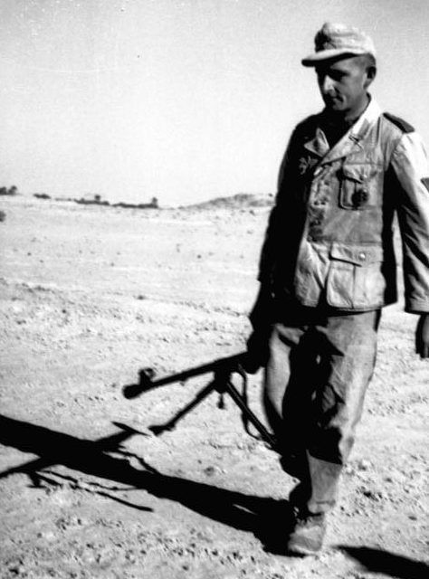 Солдаты с противотанковыми ружьями в пустыне. Апрель 1941 г.