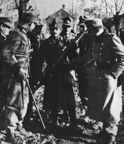 Немцы передают четникам миномёт. 1943 г. 