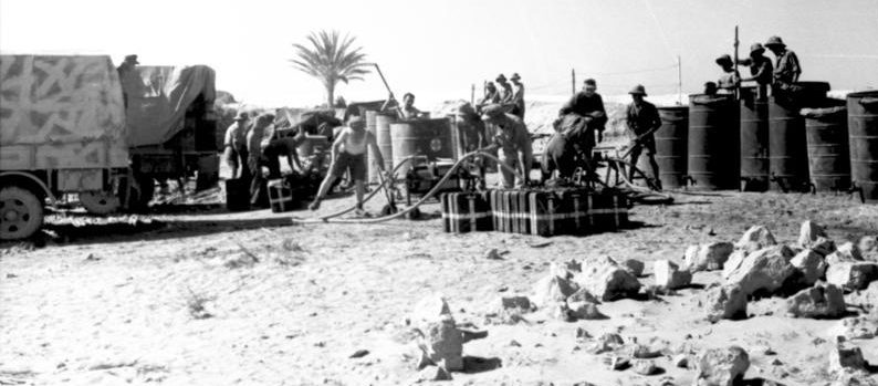 Пополнение запасов топлива и воды. Северная Африка, 1941 г. 
