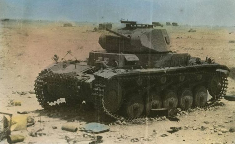 Подбитый немецкий танк II в Ливии. 1941 г. 