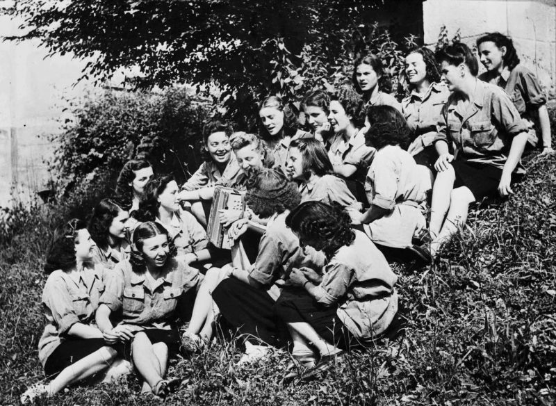 Пропагандистские фото представителей усташской молодежи. 1942 г.
