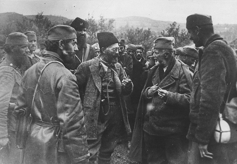 Идеолог четников Драгиша Васич с Дражей Михайлович и другими четниками. 1943 г. 