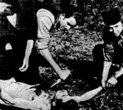 Четники убивают партизан. 1943 г.
