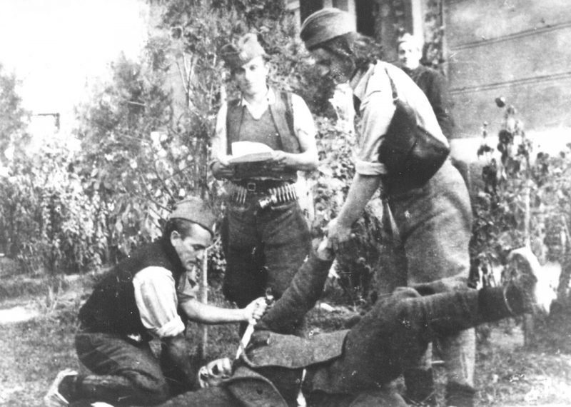 Четники убивают партизан. 1943 г.