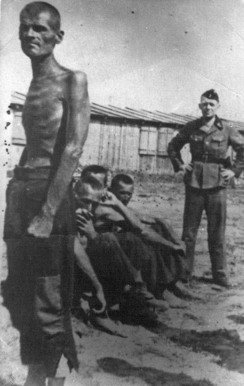 Пленные партизаны в концлагере усташей в Саймиште. 1942 г.