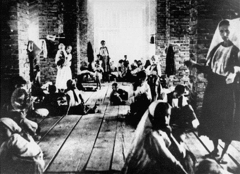 Матери и дети, заключенные в концлагере Стара Градиска. 1942 г.