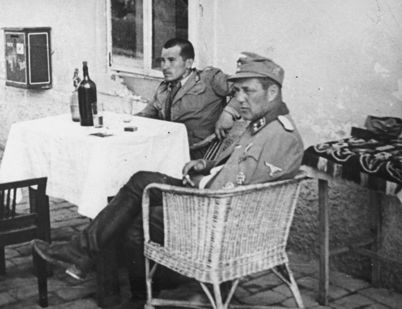 Векослав Лубурич с немецким офицером в концлагере Стара Градиска. 1942 г.