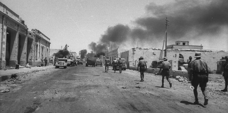 Моторизованные немецкие войска в Тобруке. Июнь 1942 г. 