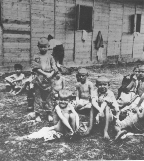 Дети в лагере в Сисак. 1942 г.