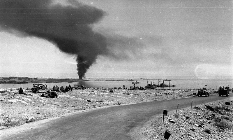 Моторизованные немецкие войска в Тобруке. Июнь 1942 г. 