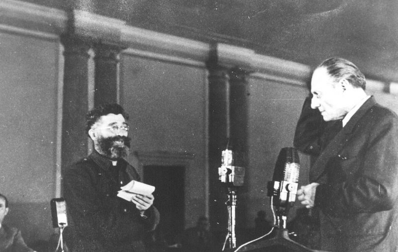 Лидер четников Дража Михайлович и министр коллаборационистского правительства Танасие Динич на суде во время Белградского процесса в 1946 году.