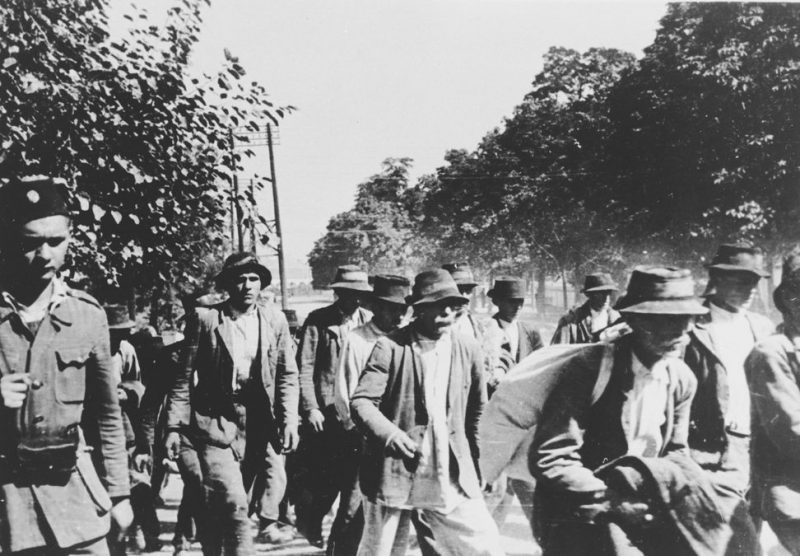 Сербы и цыгане, арестованные для депортации, направляются в концлагеря Козара и Ясеновац. 1942 г.