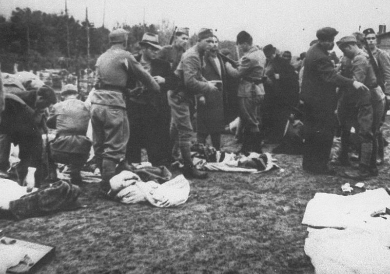 Усташи грабят вещи арестованных. 1942 г.