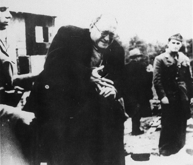 Еврейский заключенный Теодор Грюнфельд, промышленник из Загреба, снимает кольцо по прибытии в концлагерь Ясеновац. 1942 г.