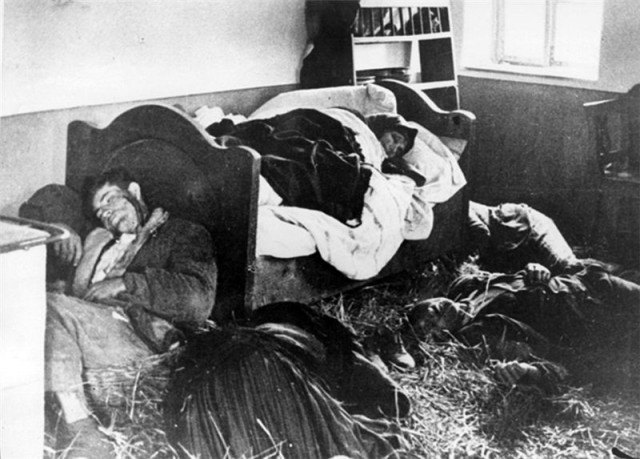 Убитая усташами сербская семья. 1942 г.