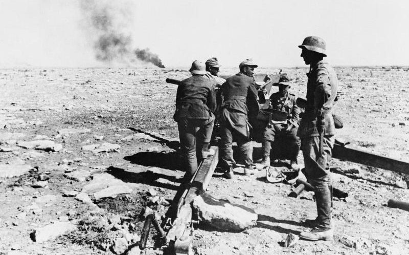 Немецкий артиллерийский расчет в действии в Западной пустыне. Июнь 1942 г.