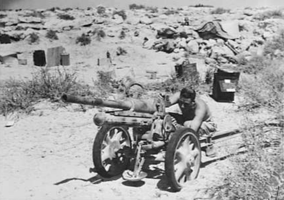 Трофейное немецкое противотанковое орудие недалеко от Эль-Аламейна. Июль 1942 г. 