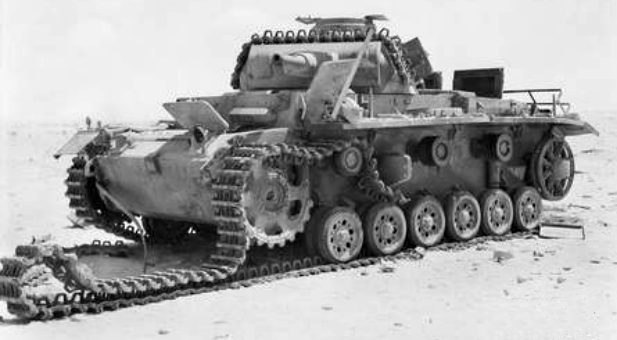 Подбитый немецкий танк Т-III в Западной пустыне. Сентябрь 1942 г. 