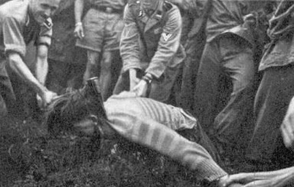 Усташи отрубают голову пленному партизану. 1942 г.