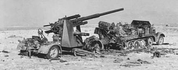 Сгоревшая немецкая 88-мм пушка FlaK 36 и ее тягач SdKfz 8 недалеко от Эль-Аламейна. Ноябрь 1942 г. 
