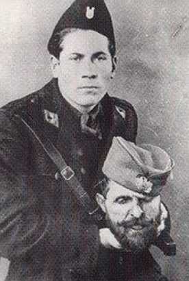Усташи отрубают голову пленному партизану. 1942 г.