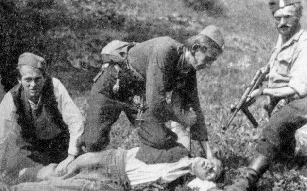 Усташи убивают партизана. 1942 г. 