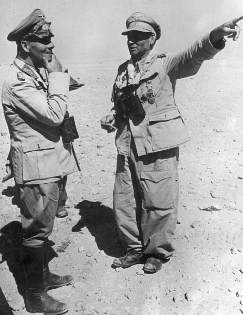 Фельдмаршал Эрвин Роммель с генералом Германом Рамке на Североафриканском фронте. Ноябрь 1942 г.