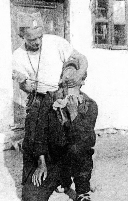 Усташи убивают партизана. 1942 г. 