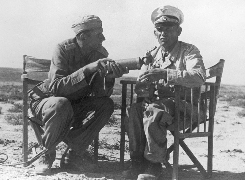 Генерал Герман Рамке дает интервью репортеру Люфтваффе на североафриканском фронте. Декабрь 1942 г.