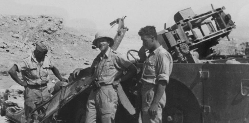 Уничтоженная немецкая 2-см зенитная пушка перед Эль-Аламейном. 1942 г.