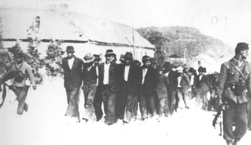 Усташи ведут сербов на расстрел, Баня, 1942 г.
