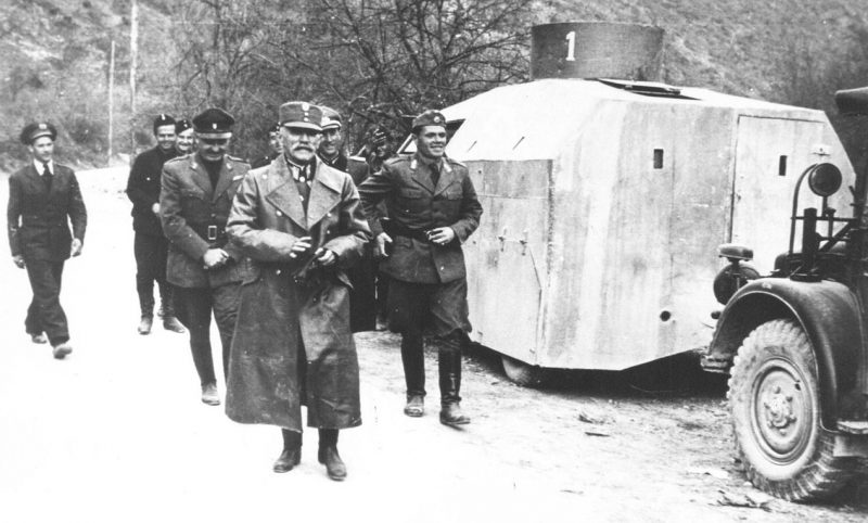 Генерал Пекич, Фракович, полковник Бобан, рядом с броневиком Черного легиона. Район Прозора, март 1943 г.