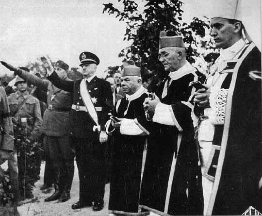 Алоизие Степинац с двумя католическими священниками на похоронах председателя хорватского парламента Марко Дошена. Сентябрь 1944 г.