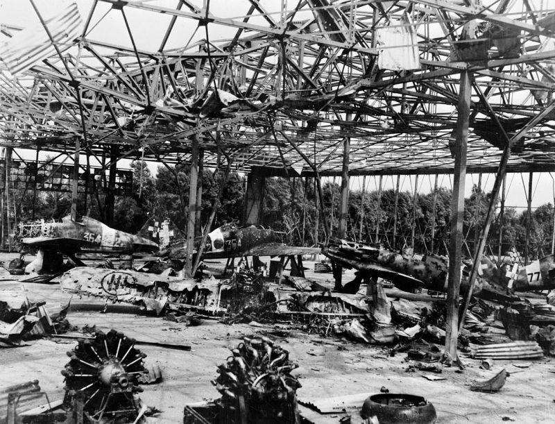 Разбитые итальянские истребители в разрушенном ангаре на аэродроме Кастель-Бенито. Ливия1943 г.