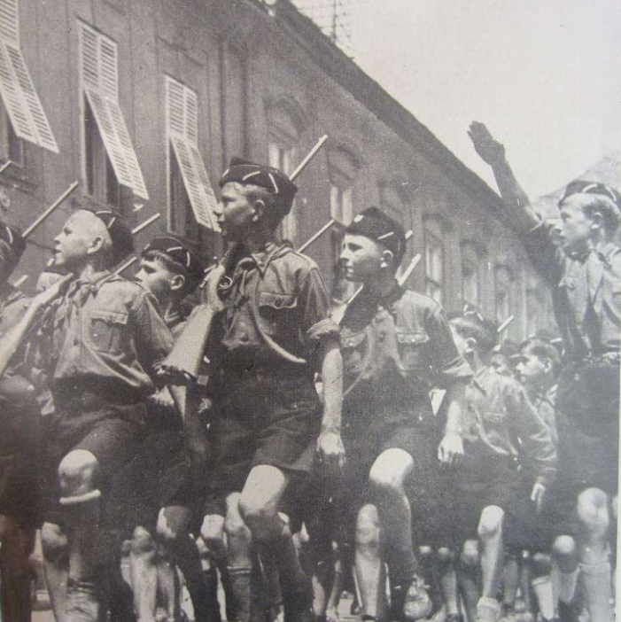 Участники усташской молодежи маршируют на площади Святого Марка в Загребе. 1944 г. 