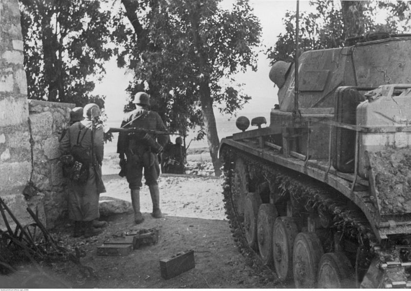 Немецкие гренадеры во время разведывательной операции на фронте в Северной Африке. 1943 г.