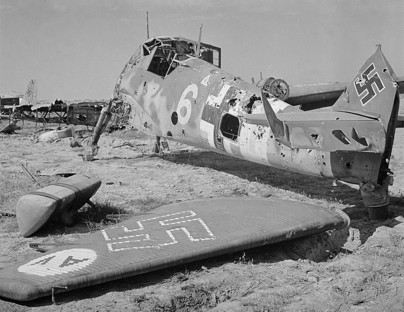 Разбитые немецкие самолеты в Тунисе. 1943 г. 