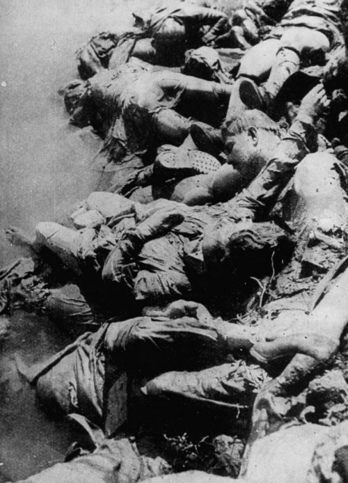 Тела узников лагеря Ясеновац на реке Савва. 1945 г.