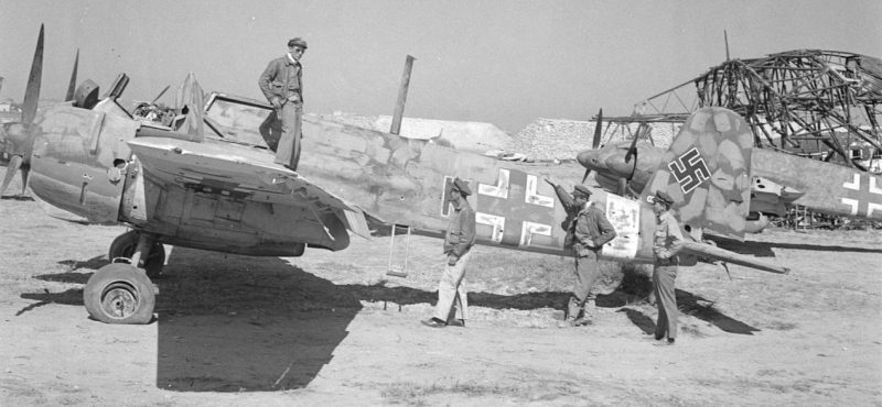 Разбитые немецкие самолеты в Тунисе. 1943 г.