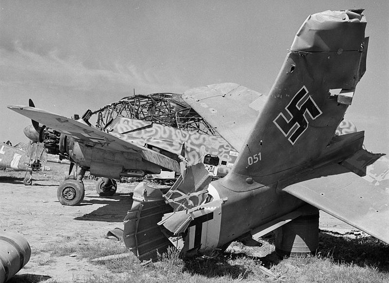 Разбитые немецкие самолеты в Тунисе. 1943 г. 