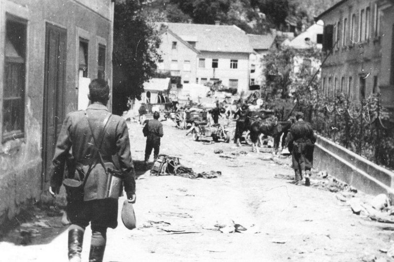 Душан Драгович в лагере пленных четников в Зидан-Мосте. Май 1945 г.