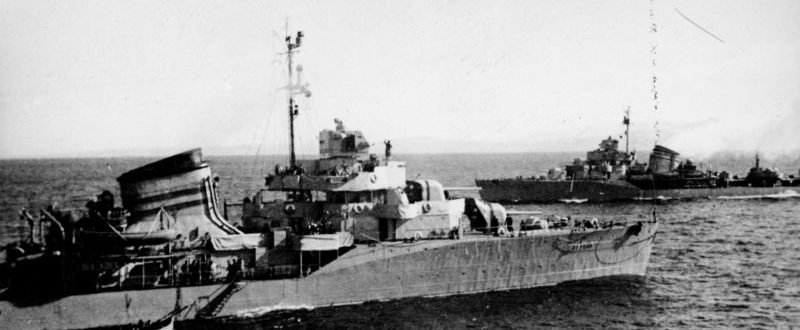 Эсминцы «Редкий» и «Решительный» во время учений. 1941 г. 