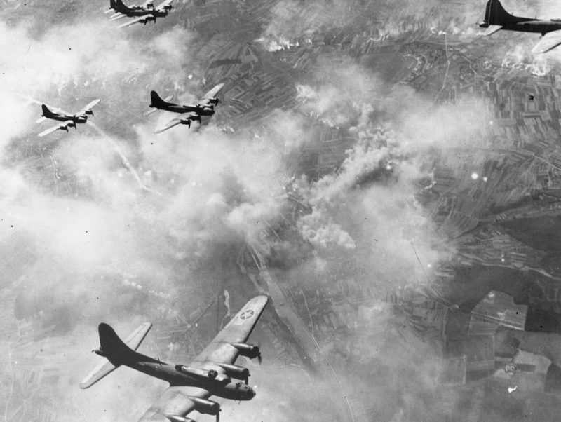 Бомбардировщики B-17F в небе над Германией.