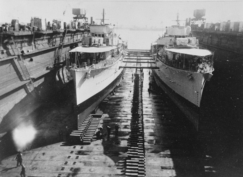 Австралийские эсминцы «Vampire» и «Vendetta» на ремонте в сухом доке на Мальте. 1939 г.