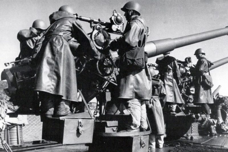 Эсминец Северного флота «Валериан Куйбышев» и его орудия. 1939 г.