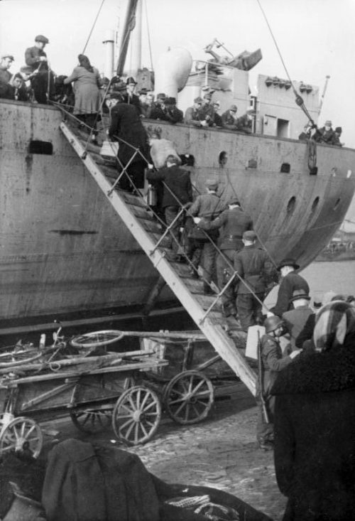 Беженцы из Курляндии покидают порт Вильдау. 1944 г.