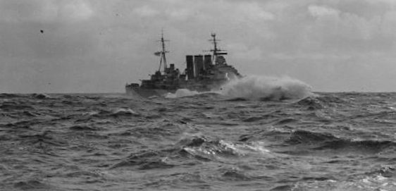 Британский тяжелый крейсер «Berwick» в штормовом море.