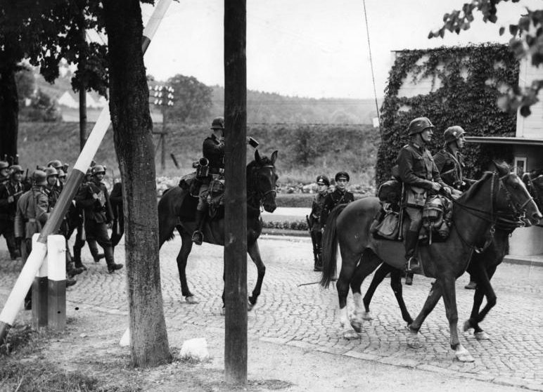 Немецкие кавалеристы вторгаются в Польшу. 1 сентября 1939 г.