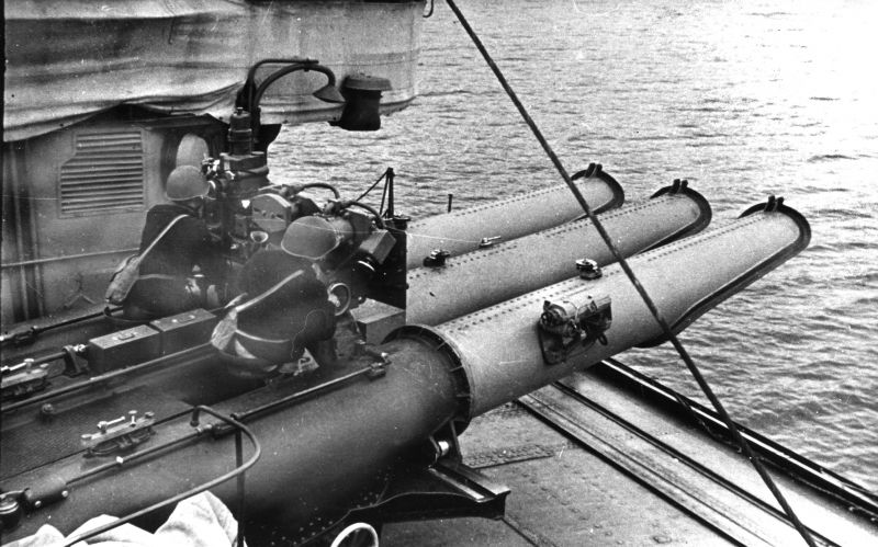 Моряки готовят к выстрелу торпедный аппарат на эсминце «Резкий». 1941 г. 