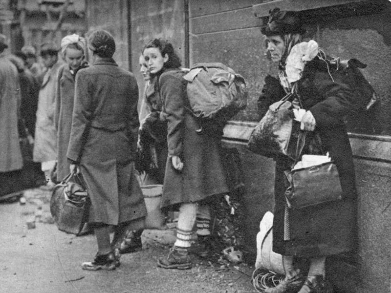 Немецкие беженцы из Аахена. Октябрь 1944 г.